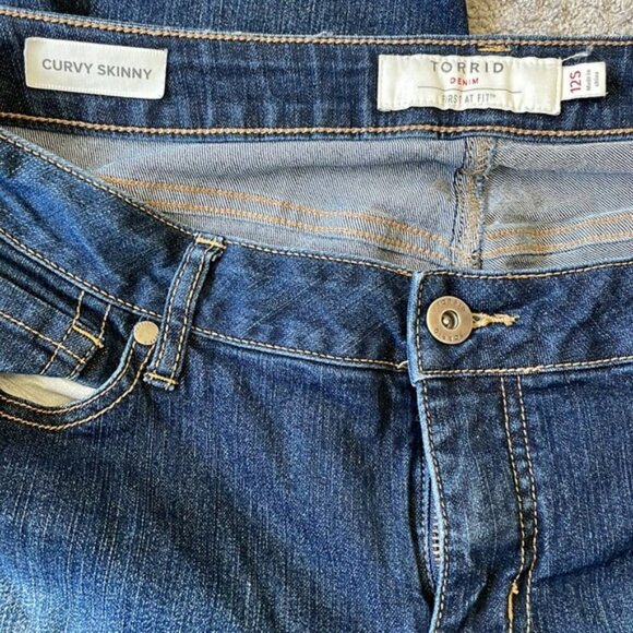 VGC Torrid Curvy Skinny Dark Wash Jeans - Size 12S - Picture 4 of 5